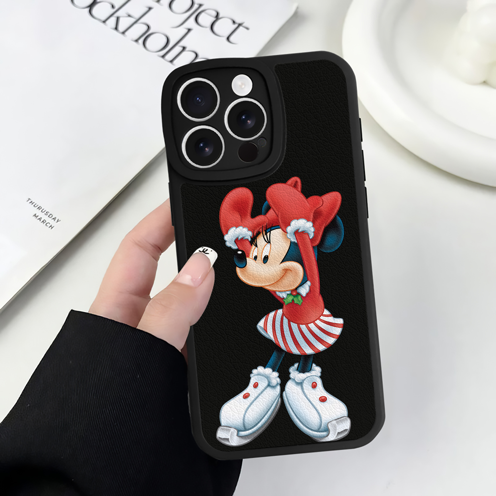 （画像用） ミッキーマウス Mickey Mouse 【iPhone 16シリーズ対応】シリコンスマホケース（レザー調） 材質：シリコン
